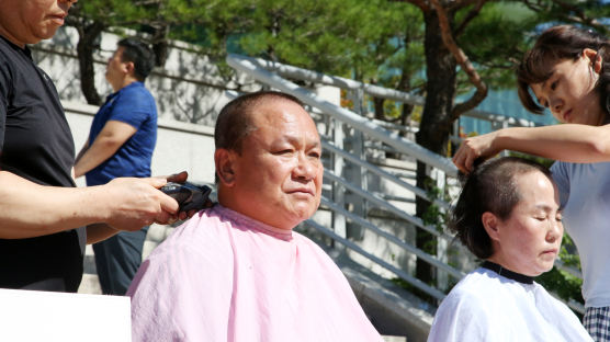 "자녀 둔 아빠로서 조국 의혹 참담해" 김순견 부부 삭발 