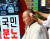 강효상 자유한국당 의원이 17일 오후 대구 동대구역 광장에서 조국 법무부장관의 사퇴를 촉구하는 삭발식을 하고 있다. [뉴스1]