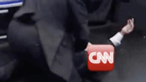 '트럼프 주먹'에 당했나···폭스에 맥없이 무너진 'CNN 추락'