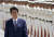아베 신조 일본 총리가 17일 자위대 고위간부들에 대한 훈시에 앞서 사열을 받고 있다. [EPA=연합뉴스] 