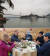 하롱베이 건너편 야산과 연결된 케이블카(위). 드라이버와 함께 늦은 점심을 먹고 있다(아래). [사진 조남대]