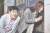 JTBC 예능 프로그램 &#39;한 끼 줍쇼&#39; 출연진이 무작위로 고른 한 집 문을 두드리고 있다. [JTBC]