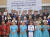 아시아나항공이 18일 몽골 울란바타르 성긴하이르항구에 위치한 83번초등학교에서 &#39;제1회 몽골-아름다운 교실&#39;을 열었다. 이날 열린 &#39;아름다운 교실&#39; 축하 행사에 참석한 아시이나항공 조영석 상무(세번째줄 오른쪽 네번째), 83번초등학교 차장처이즈 교장(세번째줄 오른쪽 다섯번째)이 학생들과 함께 기념촬영을 하고 있다. [사진 아시아나항공]