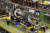 지난 18일 창원 두산중공업 가스터빈 조립공장에서 가스터빈의 중심축인 &#39;로터&#39;가 크레인에 의해 하우징 안으로 옮겨지고 있다. [사진 두산중공업]