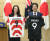 아베 신조 일본 총리가 10일 저신다 아던 뉴질랜드 총리와 선수 유니폼을 교환한 뒤 사진활영을 하고 있다. [사진 지지통신]