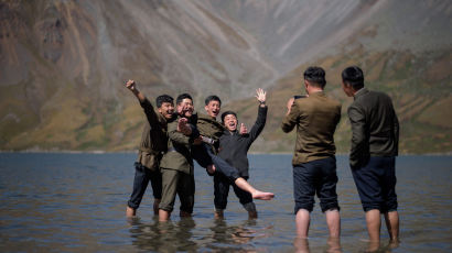[서소문사진관]"나는 핑크가 좋아" 백두산 천지 방문한 북한 학생들