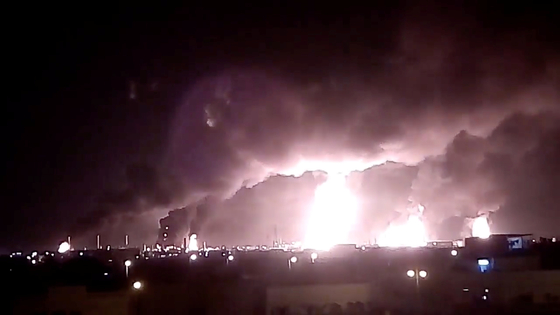지난 14일 사우디 석유 시설이 무인기와 미사일 공격으로 불타오르고 있다 [로이터=연합]