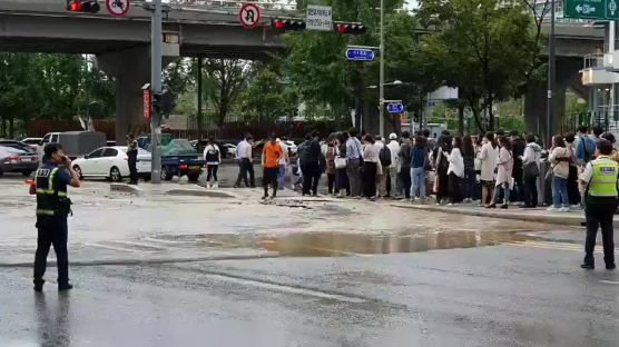 서울 한복판 도로 갈라지고 물난리···교통 마비에 출근길 혼잡