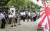 일본의 패전일이자 한국의 광복절인 15일 일본 도쿄(東京) 야스쿠니신사(靖國神社)에서 전범기인 욱일기(旭日旗)가 휘날리는 가운데 참배객들이 걸어가고 있다. [연합뉴스]