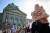 21일(현지시간) 스위스 수도 베른에 있는 국회의사당 앞에서 수천 명이 모여 5G 안테나 설치 반대 집회를 하고 있다. [AFP=연합뉴스]