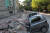  21(현지시간) 알마니아 두러스 지역에서 5.8 규모의 지진이 발생했다. 건물 붕괴로 자동차가 파손됐다. [EPA=연합뉴스]