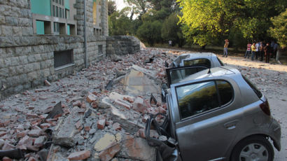 떨어진 벽돌에 절반 사라진 자동차...알바니아 5.8 강진 68명 부상