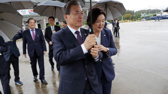 [서소문사진관]‘대통령님 같이 쓸까요?’ 문 대통령 우산 잡은 김정숙 여사