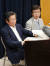 2014년 6월 고노 담화에 대한 검증결과 보고서 발표회에 참석한 가네하라 노부카쓰 관방부장관보(오른쪽). [사진=지지통신 제공] 