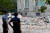 21(현지시간) 알마니아 두러스 지역에서 5.8 규모의 지진이 발생했다. 현지 경찰들이 붕괴된 건물의 잔해를 보고 있다. [AFP=연합뉴스]