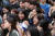 20대 청년들이 2017년 대선 당시 문재인 더불어민주당 후보 유세장에 몰려 있다.