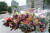 서초동 대검찰청 정문에 검찰을 응원하는 꽃다발이 쌓여 있다.