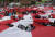 광복절인 지난 15일 8·15 전국 노동자 대회 참가자 등 일본 아베 정부를 규탄하는 시민들이 서울 종로구 일본대사관 앞에서 전범기인 욱일기를 찢는 퍼포먼스를 하고 있다. [연합뉴스]