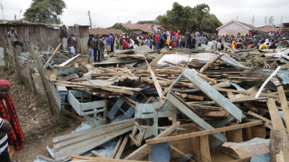 [서소문사진관] 오전 수업 중 학교건물 붕괴, 케냐 학생 7명 사망 · 60여명 부상 