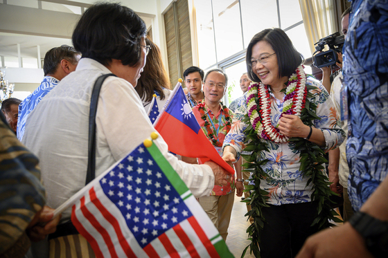지난 3월 카리브해 순방에 나선 대만의 차이잉원 총통이 미국을 경유하며 교민들의 환영을 받고 있다. [AP=연합뉴스]
