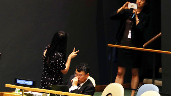 문 대통령 유엔 연설…심각한 북한 외교관, 뒤에선 인증샷 삼매경