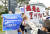 조국 법무부장관이 &#39;검사들과의 대화&#39;를 위해 충남 천안 대전지검 천안지청을 방문한 25일 청사밖에서 조 장관 지지자들과 반대 시위자들 각각 손팻말을 들고 시위를 하고 있다. 프리랜서 김성태