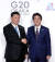 지난 6월 시진핑(왼쪽) 중국 국가주석이 오사카 G20 정상회의 공식 환영식에서 의장국인 일본의 아베 신조 총리와 인사하고 있다. [청와대사진기자단]