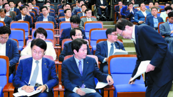 민주당 의총서 “조국 비판 여론 귀 기울여야”…지도부는 함구령