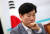 바른미래당 하태경 의원이 24일 오전 국회에서 열린 원내대책회의에서 문자메시지를 확인하고 있다. [연합뉴스]