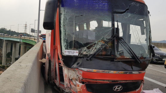 서울외곽고속도로서 광역버스 사고…운전기사 숨져