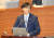 조국 법무부 장관이 26일 오후 국회 본회의에 출석, 자유한국당 주광덕 의원의 질의를 경청하고 있다. [연합뉴스]