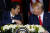 25일(현지시간) 미일 정상회담을 한 아베 신조 일본 총리(왼쪽)와 도널드 트럼프 미국 대통령. [AP=연합뉴스]