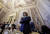 이탈리아 급진당 소속 정치인 마르코 카파토(가운데)가 24일 로마에 위치한 헌법재판소에서 자신의 조력자살 사건에 대한 심리를 듣기 위해 방청석에 서 있다. [EPA=연합뉴스]