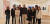 사치갤러리 전시에 참여한 작가들과 박은하 주영 한국대사(왼쪽에서 세번째), 한국 작가를 세계에 소개해온 세레넬라 시클리티라 대표(오른쪽에서 세번째) 등의 모습. 런던=김성탁 특파원