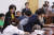 심상정 정의당 대표가 지난 24일 오후 서울 여의도 국회 의원회관에서 열린 대학 청소·시설·경비 노동자 노동환경 증언대회에서 참석자들과 인사를 나누고 있다. [뉴스1]