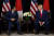 25일(현지시간) 미국 뉴욕에서 만난 도널드 트럼프 대통령과 아베 신조 일본 총리. [AP=연합뉴스]