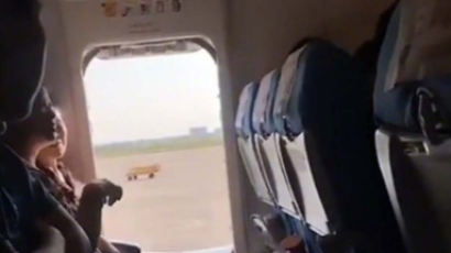“신선한 공기 마시고 싶어”…비행기 비상문 연 중국 승객