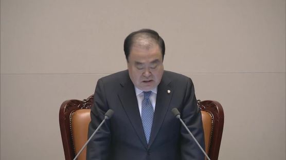 조국 "검찰 개혁" 데뷔 인사…한국당 의자 돌리고 아수라장 