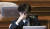 조국 법무부 장관이 26일 국회 본회의 정치 분야 대정부질문에 참석해 물을 마시고 있다. 김경록 기자