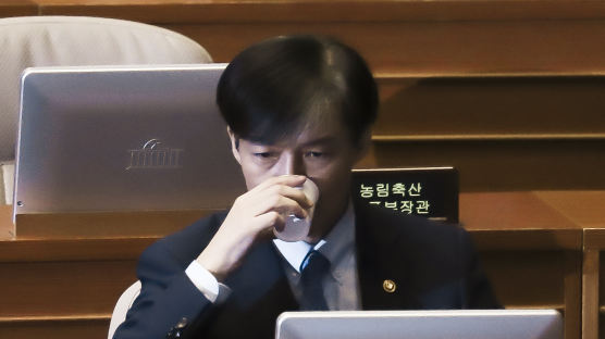 한국당 뒤통수 인사에 '법무부 대표' 호칭까지···조국의 긴 하루