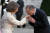 시라크 전 대통령이 2006년 엘리제궁을 떠나는 스페인 여왕의 손에 키스를 하고 있다. 그는 문화를 아는 대통령, 프랑스 대통령이라면 저래야 한다는 기대를 채워준 대통령이란 평가를 받았다. [로이터=연합뉴스]