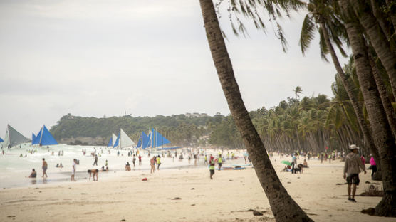 필리핀 보라카이 해변서 노상 방뇨한 한국인 체포