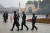 중국 신장위구르 자치구의 서북부에 있는 위구르족 도시 카슈가르(중국에선 카스로 부름)의 이드카 모스크 앞을 경비원들이 순찰하고 있다. [AP=연합뉴스] 