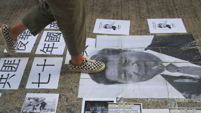 [서소문사진관] 홍콩 우산혁명 5주년, 시진핑 · 마오쩌둥 사진 밟고 공산당기 태우고