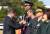 2017년 건군 69주년 국군의 날 기념식에서 문재인 대통령이 빈센트 브룩스 당시 한ㆍ미연합군사령관에게 보국훈장 통일장을 주고 있다. [청와대사진기자단[]
