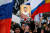 2019년 3월 10일, 러시아 모스크바에서 국가의 인터넷 통제에 항의하는 시위가 열렸다. 한 시민이 텔레그램을 개발한 파블 듀로프의 초상을 들고 있다. 그는 러시아에서 자유와 저항의 상징으로 인식된다. [로이터=연합]