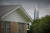 28일 완성된 스타십 MK1이 텍사스 브라운스빌 마을 뒤로 모습을 드러내고 있다.[AFP=연합뉴스]