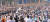 프란치스코 교황이 방한해 16일 서울시청부터 제단이 설치된 광화문 삼거리까지는 카퍼레이드를 벌이며 신자와 시민들을 만나고 있다. 이날 행사에는 약 16만명이 운집했다. [사진공동취재단]