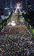 서울 서초동 검찰청사 앞에서 28일 열린 ‘촛불 집회’ 참가자 수를 놓고 논란이 일고 있다. 더불어민주당 측은 ’200만 명이 참여했다“고 주장한다. 이에 반해 박성중 자유한국당 의원은 ’ 촛불집회 참석자 수는 많아야 5만 명“이라고 말했다. 그에 따르면 시위자들이 있던 누에다리~서초역까지의 도로 길이(560m)와 도로 폭(40m)을 곱하면 시위 공간은 2만2400㎡로, 여기에 들어설 수 있는 사람은 3만3000~5만 명 수준이다. 서초역을 중심으로 예술의전당과 교대역 방향으로는 이날 오후 2시부터 오후 10시까지 ‘서리풀 페스티벌’이 진행됐다. [뉴스1]