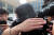 홍대 거리에서 일본인 여성들에게 욕설을 하며 행패를 부린 A씨가 24일 오후 서울 마포경찰서에서 조사를 마친 후 나서고 있다. [뉴스1]